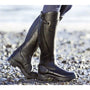 Schwarze Lederreitstiefel am Strand, robustes Design, ideal für Outdoor-Aktivitäten.