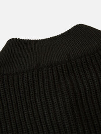 Schwarzer Strickpullover aus Wolle, Nahaufnahme, gerippter Kragen, modisch, warm, hochwertig.