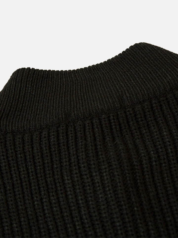 Schwarzer Strickpullover aus Wolle, Nahaufnahme, gerippter Kragen, modisch, warm, hochwertig.