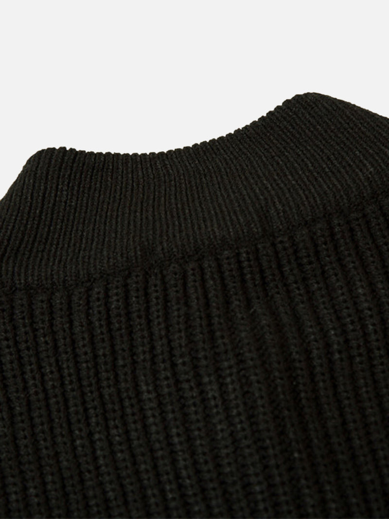 Schwarzer Strickpullover aus Wolle, Nahaufnahme, gerippter Kragen, modisch, warm, hochwertig.