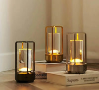 Drei moderne LED-Tischlampen aus Metall auf Büchern, warmes Licht, minimalistisches Design.