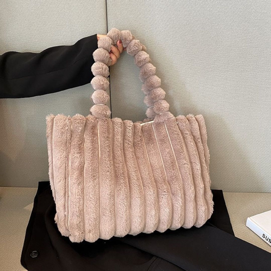 Beige Kunstpelz-Handtasche mit Plüschgriff, modisches Accessoire für Damen.