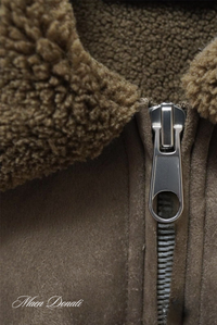 Braune Wildlederjacke mit Reißverschluss und Kunstfellkragen, Herrenmode, Winterbekleidung.