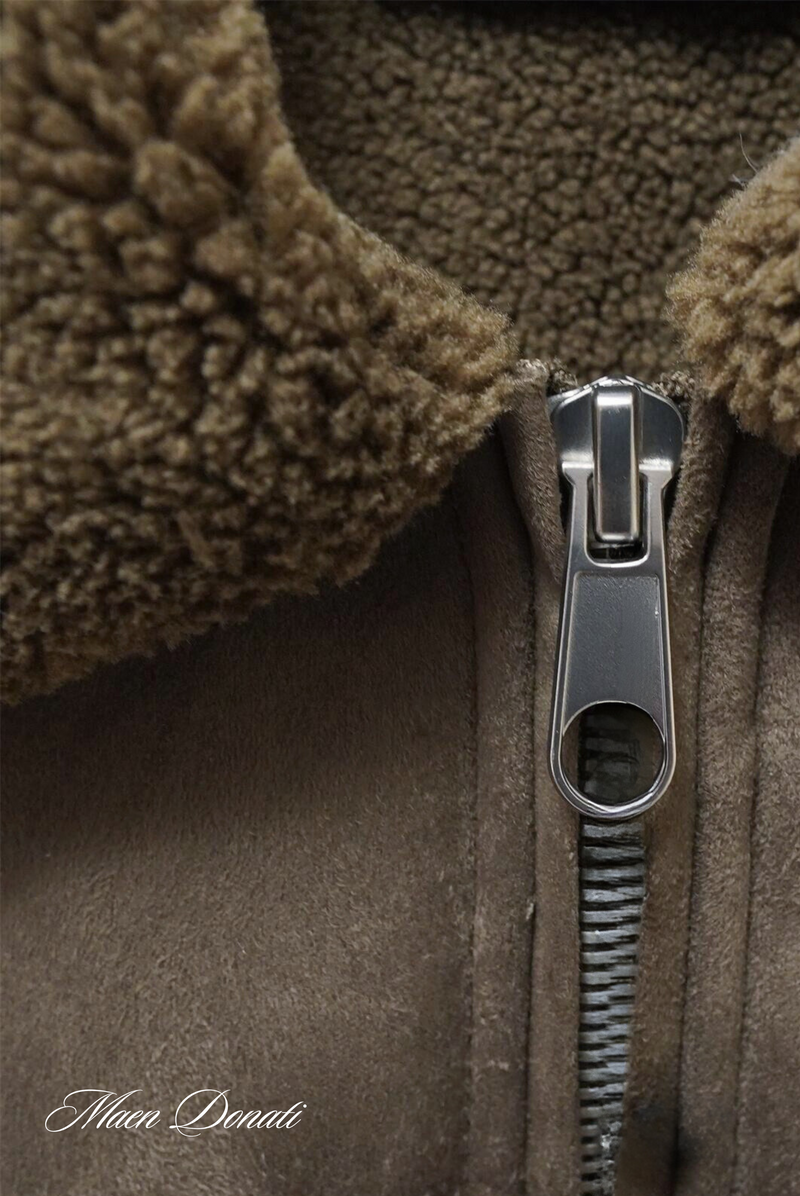 Braune Wildlederjacke mit Reißverschluss und Kunstfellkragen, Herrenmode, Winterbekleidung.