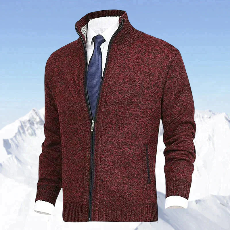 Bordeauxfarbener Herren-Strickjacke mit Reißverschluss, eleganter Stil, vor schneebedeckten Bergen.
