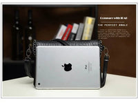 Schwarze Krokodilleder-Handtasche mit iPad, stilvoll, modern, elegant, für Damen.