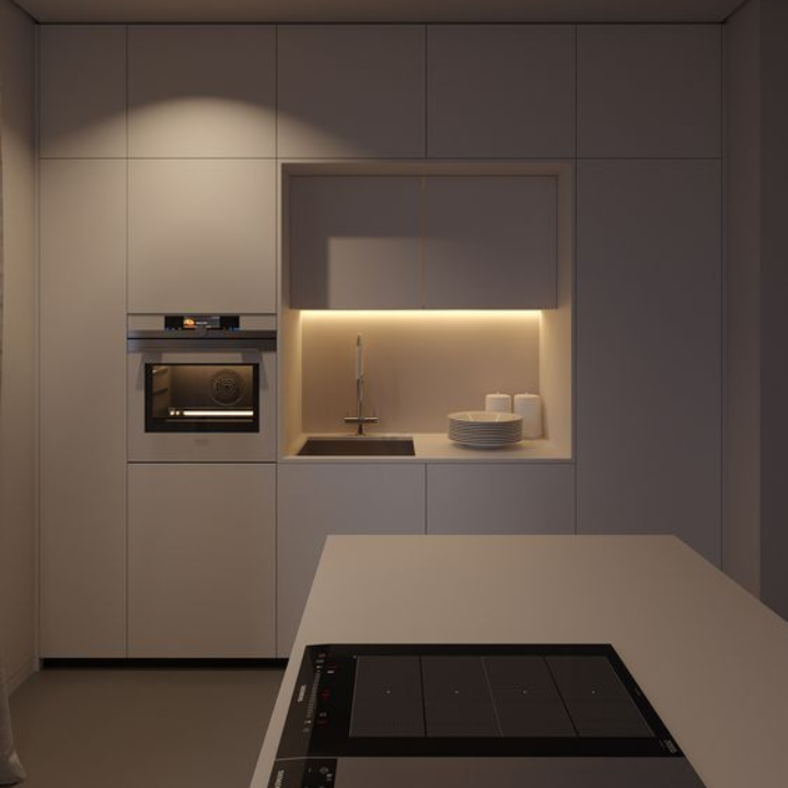 Moderne weiße Einbauküche mit Induktionskochfeld, Backofen und LED-Beleuchtung.