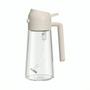 Transparente Kunststoff-Karaffe mit beige Deckel und Griff, ideal für Getränkeaufbewahrung.