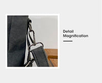 Schwarze Ledertasche Detailansicht mit Metallkarabiner, stilvoll und langlebig.