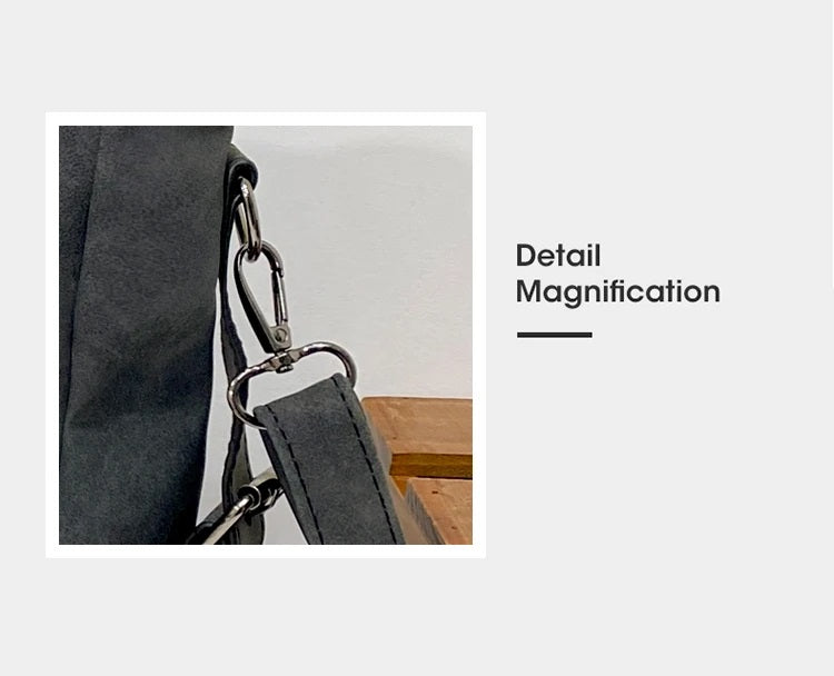 Schwarze Ledertasche Detailansicht mit Metallkarabiner, stilvoll und langlebig.