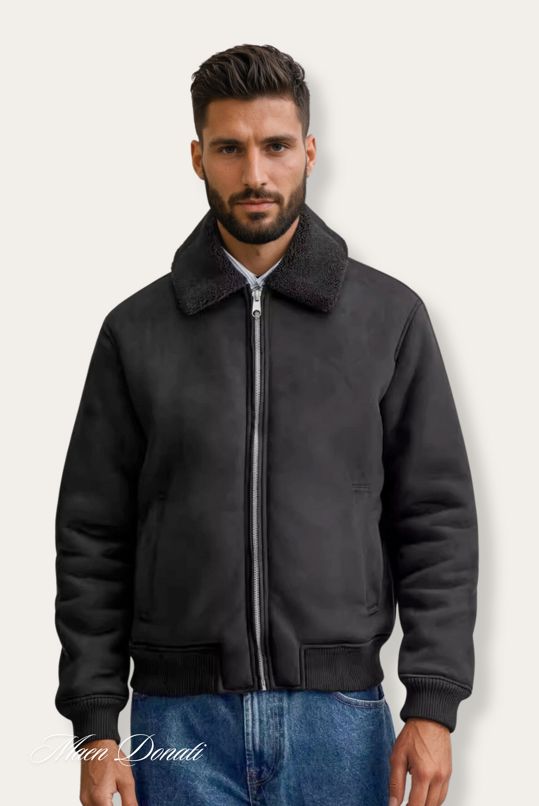 Mann in schwarzer Lederjacke mit Fellkragen, Reißverschluss, modisch, lässig, Herrenbekleidung.