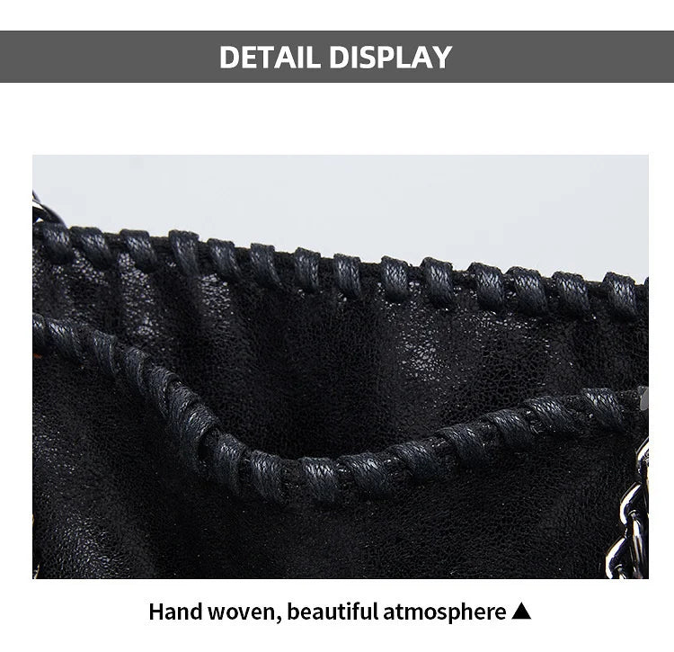 Schwarze handgewebte Tasche, Detailansicht, Lederoptik, elegante Verarbeitung.