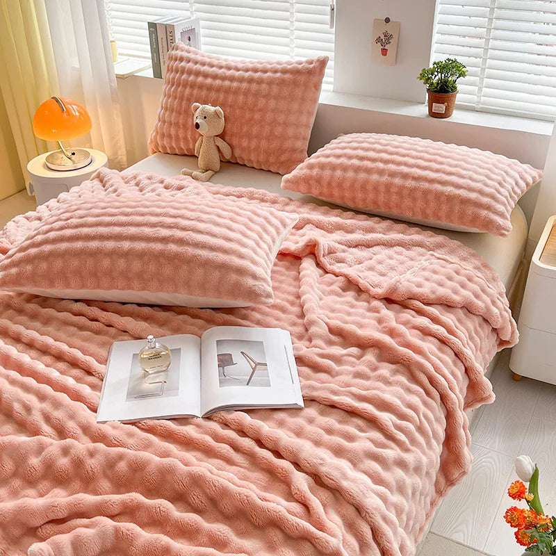 Rosa Bettwäsche-Set aus Fleece, kuschelig und weich, mit Kissen und Decke im Schlafzimmer.