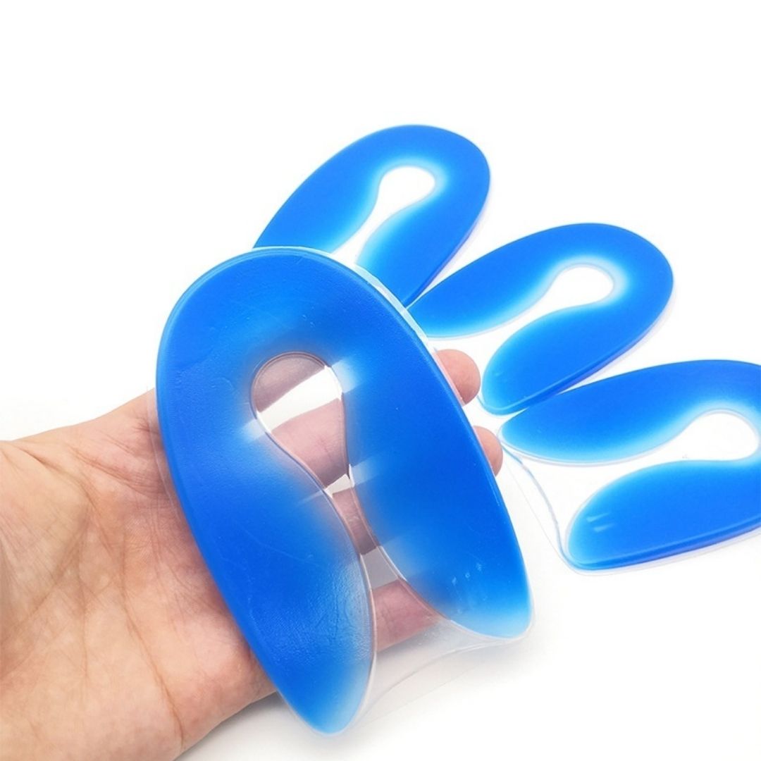 Hand hält blaue Gel-Zehentrenner, orthopädische Fußpflege, Silikonmaterial.