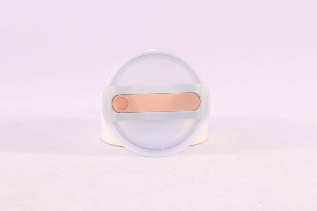 Weißer runder Kunststoffdeckel mit beiger Lasche, Küchenzubehör, luftdicht, langlebig.