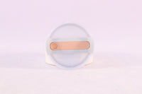 Weißer runder Kunststoffdeckel mit beiger Lasche, Küchenzubehör, luftdicht, langlebig.