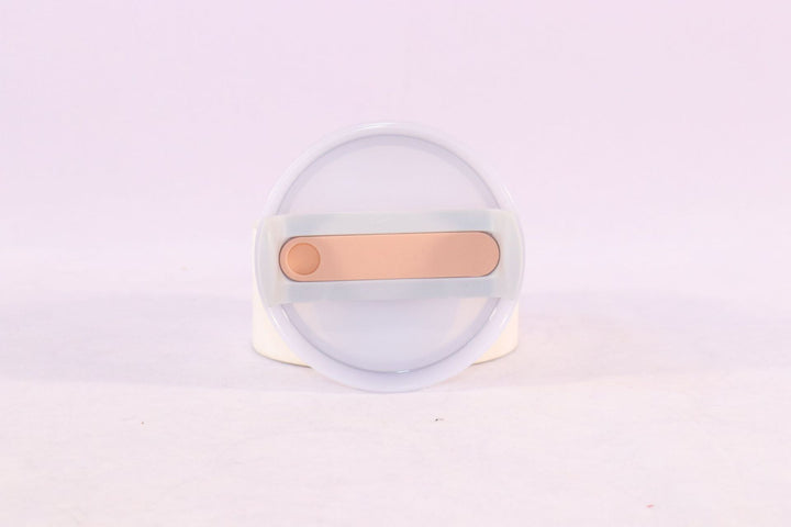 Weißer runder Kunststoffdeckel mit beiger Lasche, Küchenzubehör, luftdicht, langlebig.