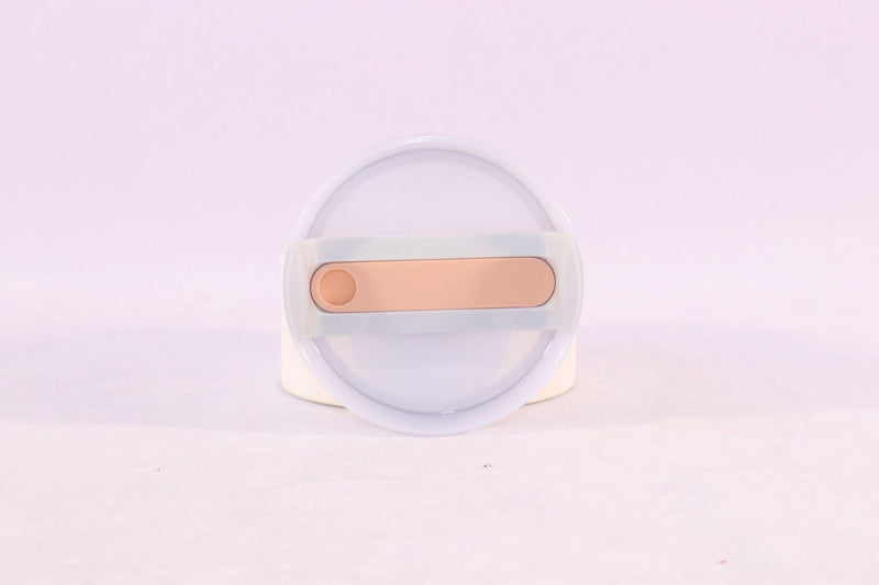 Weißer runder Kunststoffdeckel mit beiger Lasche, Küchenzubehör, luftdicht, langlebig.