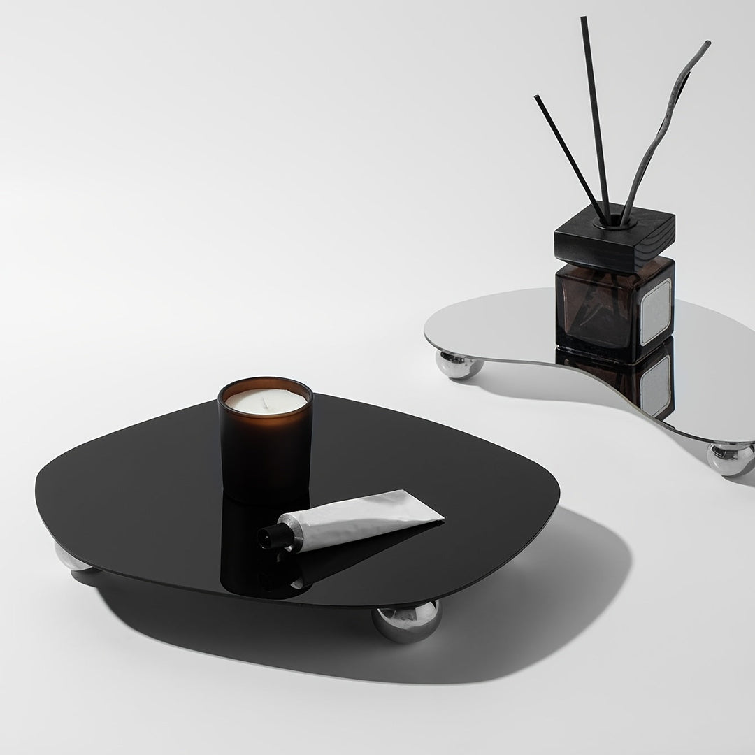 Schwarzer Kerzenhalter aus Glas mit Duftkerze und Diffuser auf modernem Tisch, minimalistisches Design.