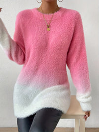 Frau in rosa-weißem Ombre-Pullover aus Flauschmaterial, lässig, modisch, gemütlich.