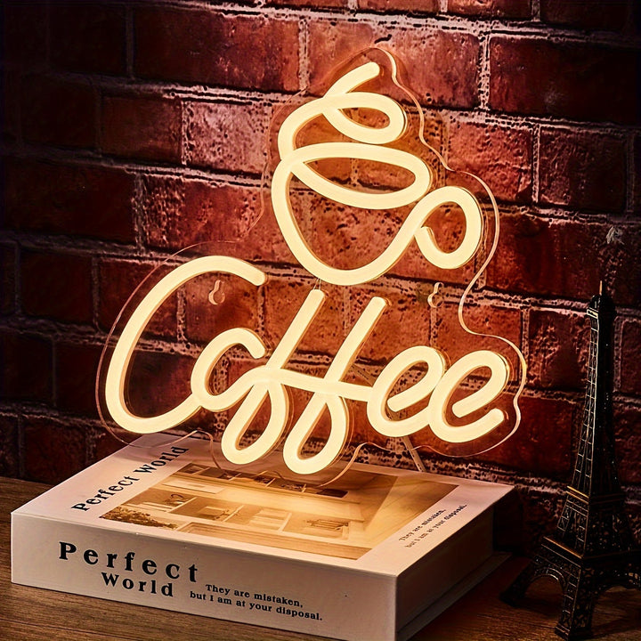Leuchtendes LED-Neonschild "Coffee" auf Holztisch vor Ziegelwand, dekorative Beleuchtung.