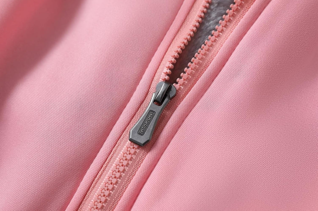 Rosa Reißverschluss auf Stoff, Nahaufnahme, Metallzipper, Textilzubehör, Nähbedarf.