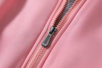 Rosa Reißverschluss auf Stoff, Nahaufnahme, Metallzipper, Textilzubehör, Nähbedarf.