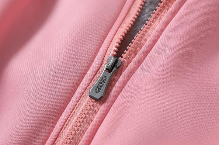 Rosa Reißverschluss auf Stoff, Nahaufnahme, Metallzipper, Textilzubehör, Nähbedarf.