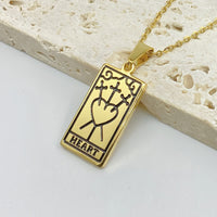 Goldener Tarot-Anhänger mit Herz- und Schwertmotiv, rechteckig, auf Kette, Schmuckdesign.