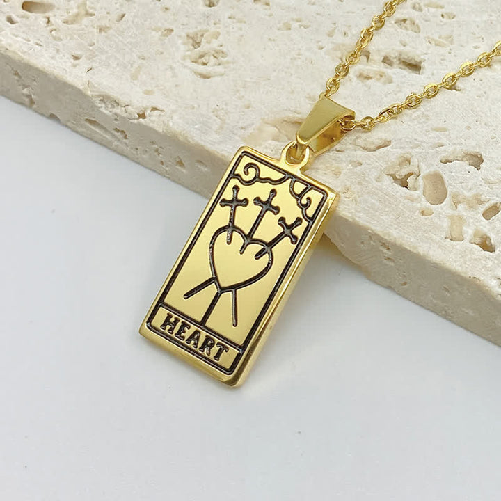 Goldener Tarot-Anhänger mit Herz- und Schwertmotiv, rechteckig, auf Kette, Schmuckdesign.