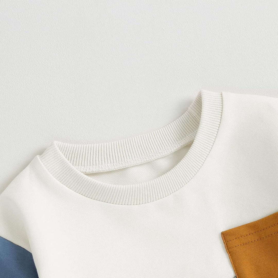 Weißes Sweatshirt mit Rundhalsausschnitt, farbigen Ärmeln und brauner Brusttasche aus Baumwolle.