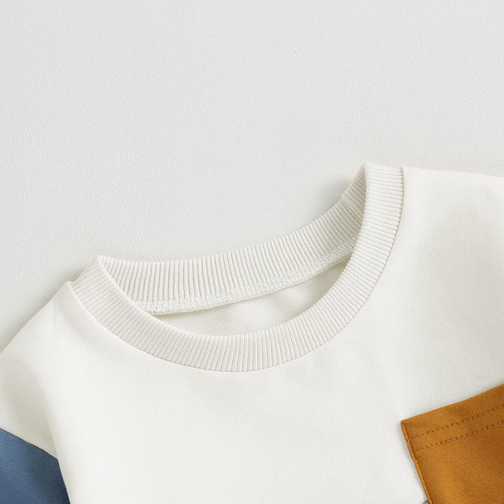 Weißes Sweatshirt mit Rundhalsausschnitt, farbigen Ärmeln und brauner Brusttasche aus Baumwolle.