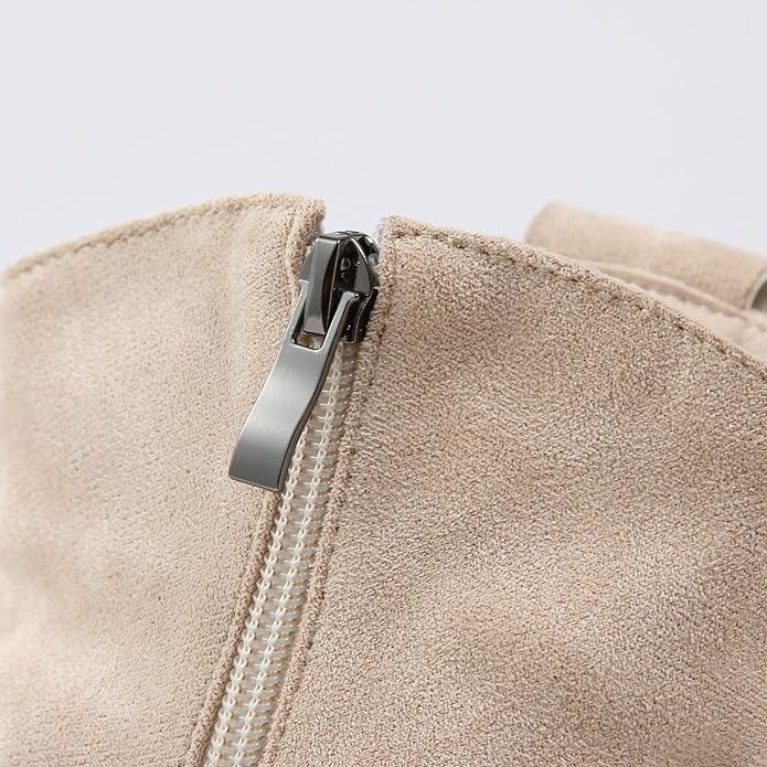 Beiger Wildlederstiefel mit silbernem Reißverschluss, modisch, elegant, Damenmode.