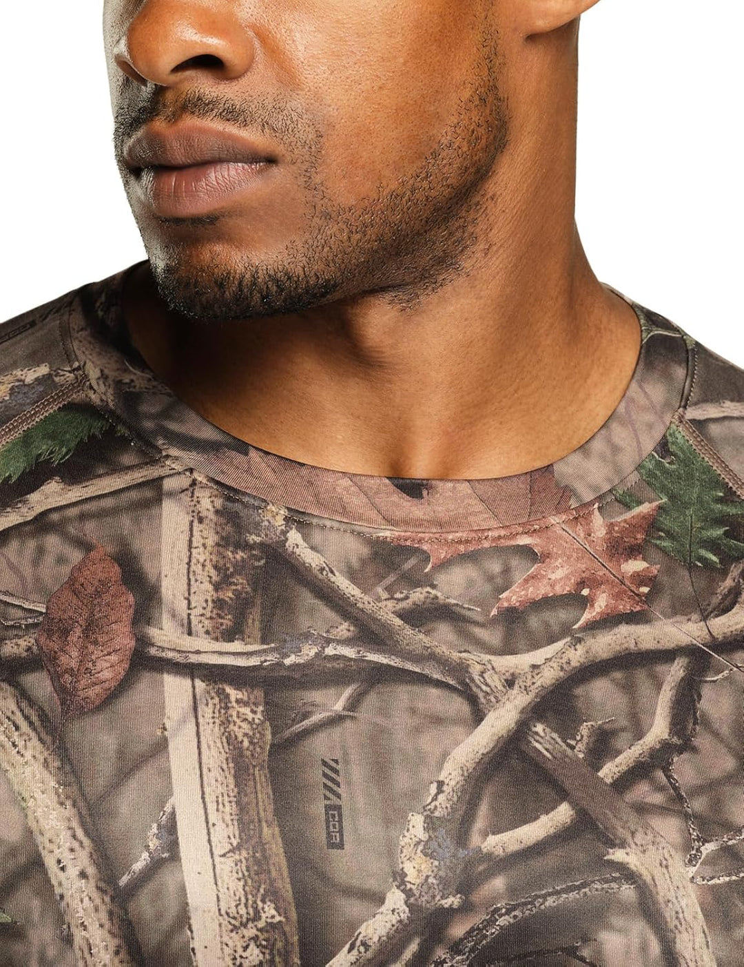 Mann in Tarn-T-Shirt mit Waldmuster, ideal für Outdoor-Aktivitäten und Jagd.