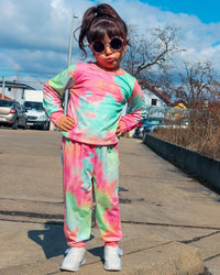 Kindermode: Buntes Batik-Sweatshirt und Jogginghose, Mädchen, Outdoor, Frühling.