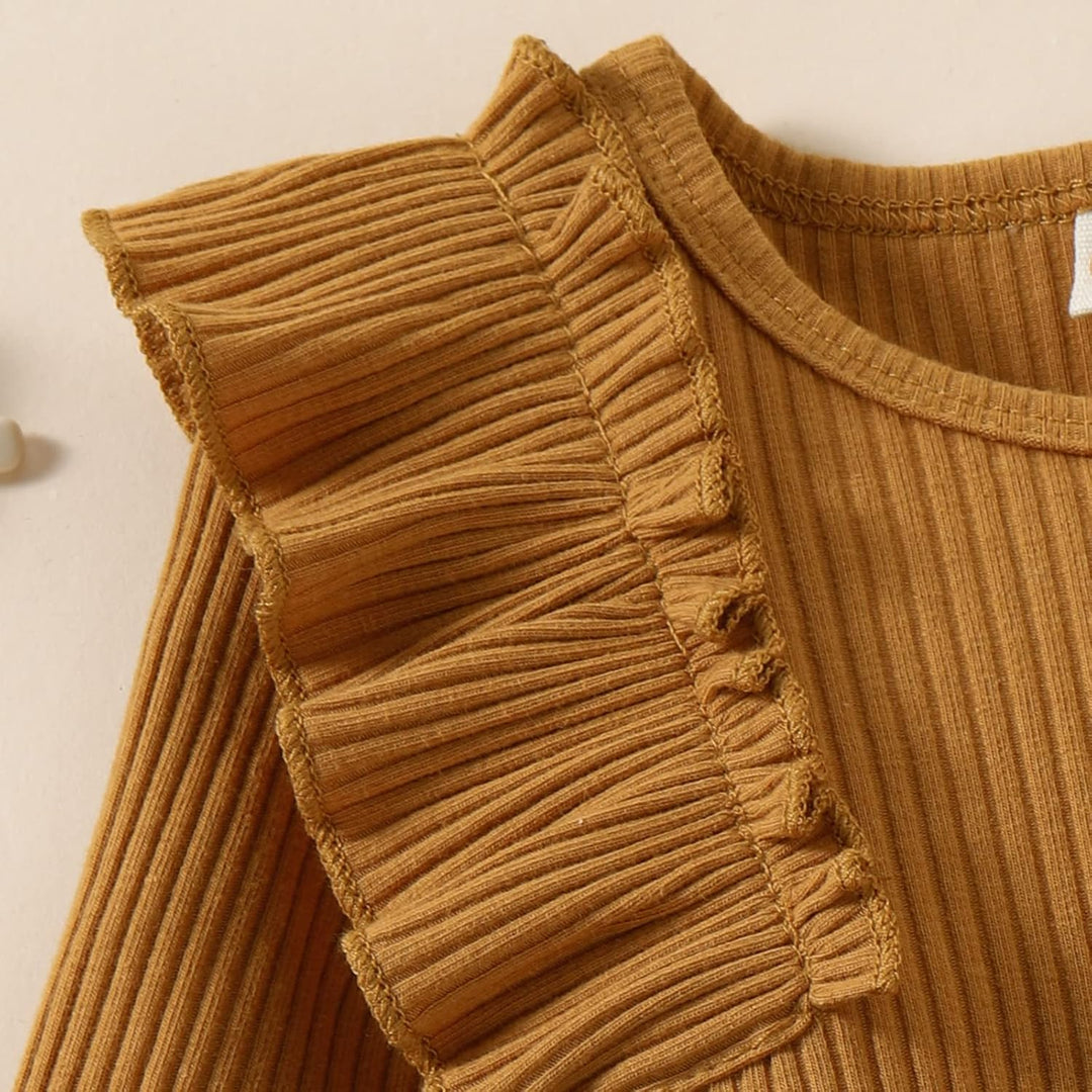 Geripptes, senfgelbes Kinderkleid mit Rüschenärmel, Baumwolle, modisch, bequem.