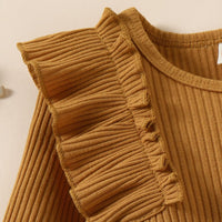 Geripptes, senfgelbes Kinderkleid mit Rüschenärmel, Baumwolle, modisch, bequem.