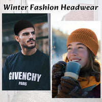 Wintermode-Accessoire: Schwarze und orangefarbene Strickmützen für Herren und Damen.