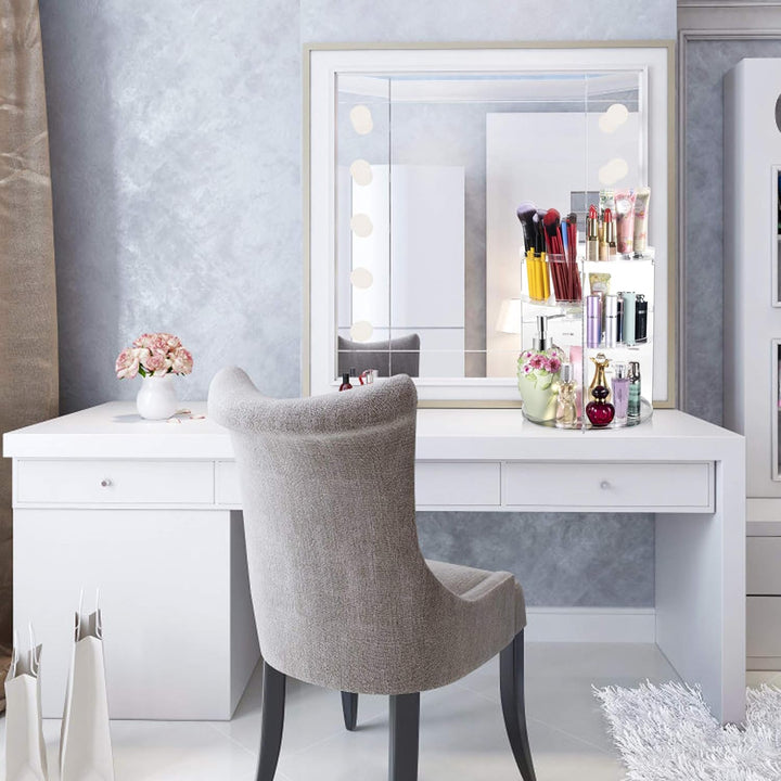 Weißer Schminktisch mit Spiegel, grauem Stuhl und Kosmetik-Organizer in modernem Schlafzimmer.