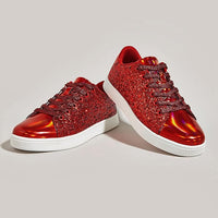 Rote Glitzersneaker mit weißer Sohle, Damenmode, glänzende Freizeitschuhe, modisch.