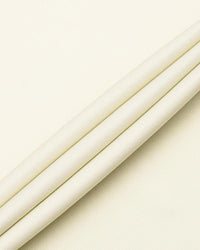 Beige Baumwollstoff, glatt, hochwertig, ideal für Nähprojekte und Bekleidung.