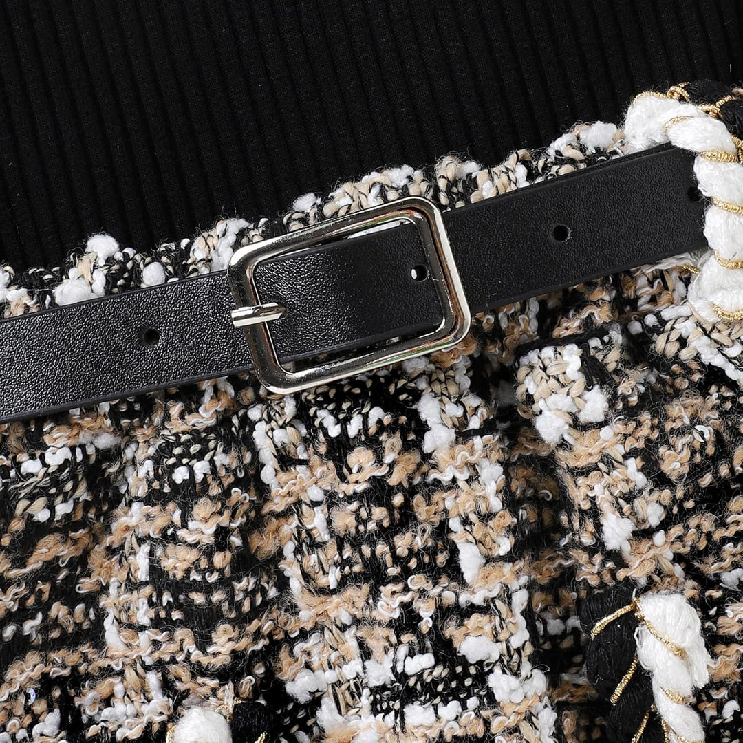 Schwarzer Ledergürtel mit silberner Schnalle auf gemustertem Stoffrock, modisches Accessoire.