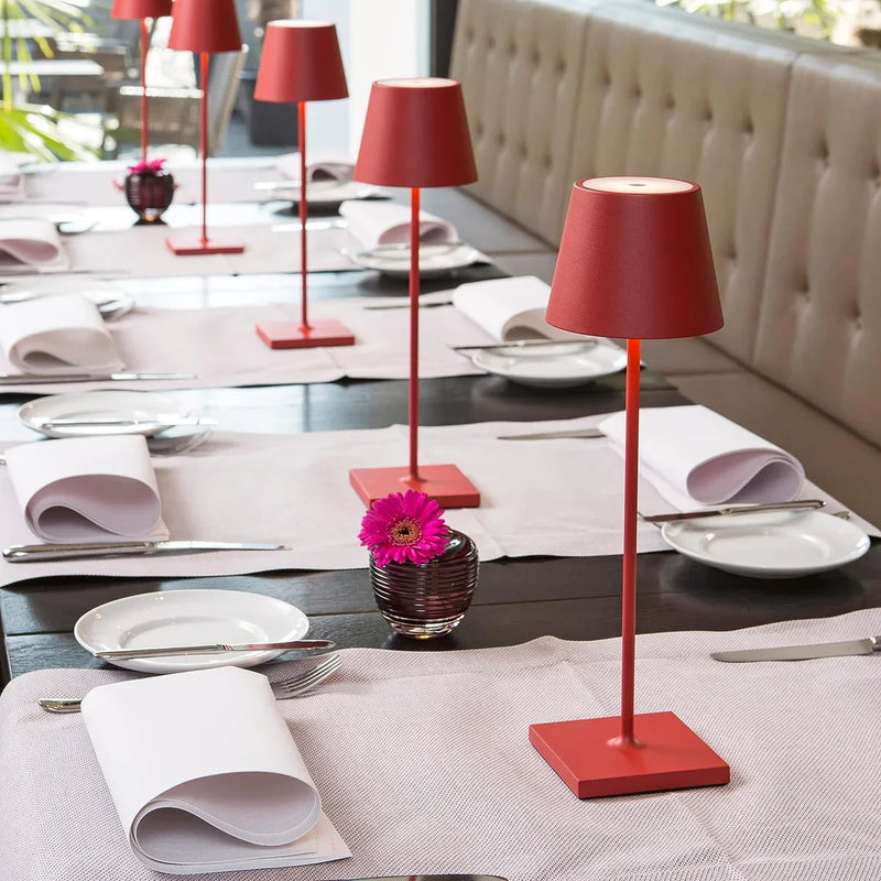 Rote Tischlampe, modern, Metall, auf gedecktem Tisch, stilvolle Beleuchtung, Inneneinrichtung.