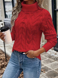 Frau in rotem Strickpullover mit Kaffeebecher, Jeans, Herbstmode, Straßenhintergrund.