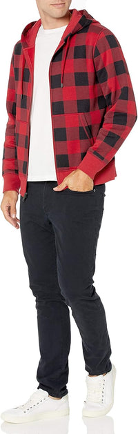 Mann in roter karierten Kapuzenjacke, weißem T-Shirt, schwarzer Hose, weißen Sneakern.