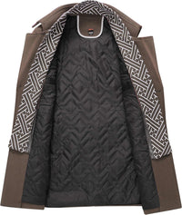 Brauner Herrenmantel mit geometrischem Innenfutter, Wintermode, stilvoll und warm.