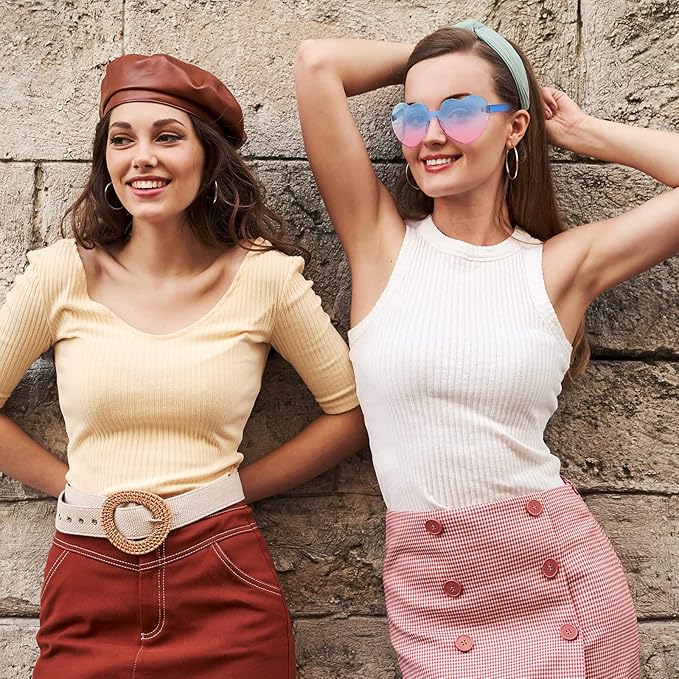 Zwei Frauen in modischer Kleidung, eine mit braunem Barett, die andere mit blauer Sonnenbrille.