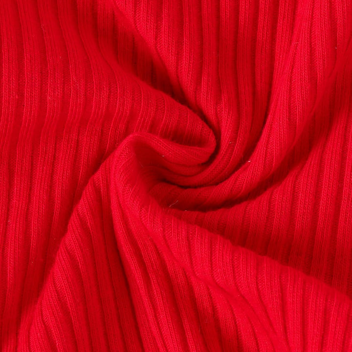 Roter gerippter Strickstoff, weiche Textur, ideal für Kleidung und Heimtextilien.