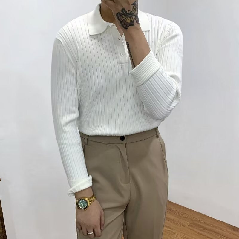 Weißes geripptes Langarm-Poloshirt für Herren, eleganter Stil, beige Hose, modisches Outfit.