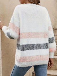 Flauschiger Damen-Pullover, weiß mit rosa und grauen Streifen, lässiger Stil, Rückansicht.